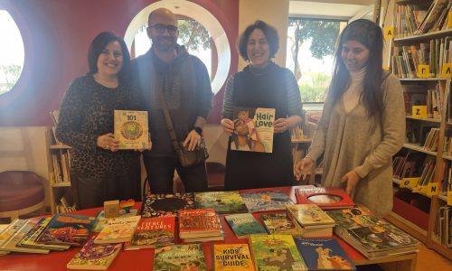 Δωρεά αγγλικών παιδικών βιβλίων από τον Μανώλη Ροδιτάκη